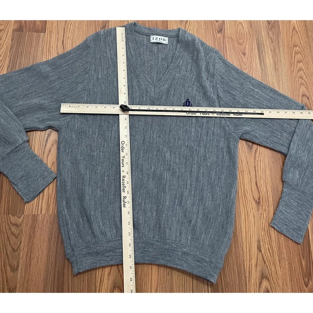 IZOD V-Neck Sweater Mens Medium Made in USA 90s Crest Logo